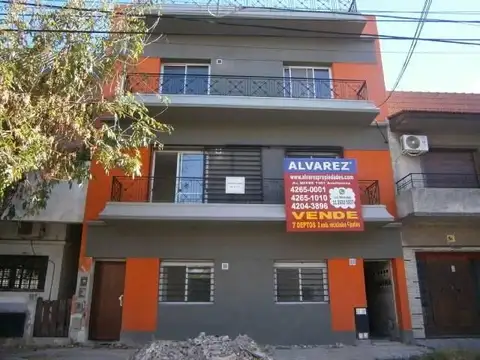 Dpto. 2 amb., a 1 cuadra de Av. Mitre y sin expensas.