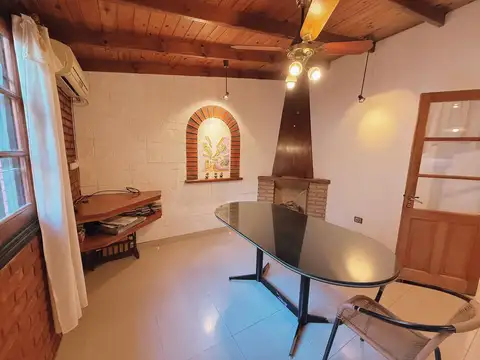 Casa 4 ambientes con 2 baños