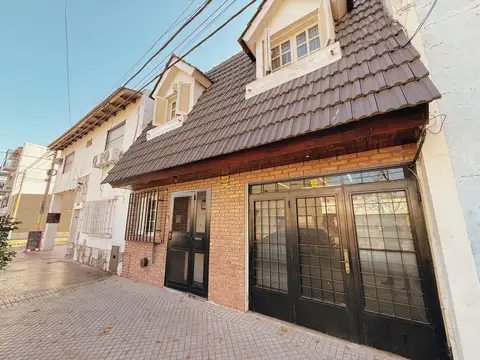Urquiza 4436 - Casa De 2 Dormitorios Con Cochera Y Patio Con Parrilla En Venta - Ludueña, Rosario