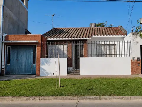 EN VENTA - CASA DE DOS DORMITORIOS CON COCHERA EN ZONA SUR - LAS HERAS