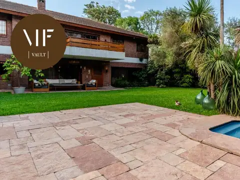 Sensacional casa en venta ubicada en Martínez con un estupendo jardín y piscina.
