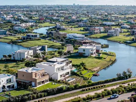 Lote al lago en Costas, Puertos del Lago