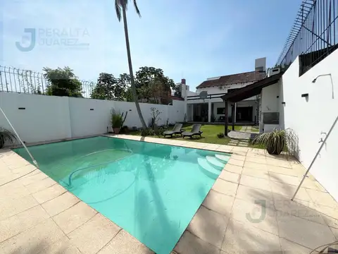 Casa en Alquiler con 3 cocheras