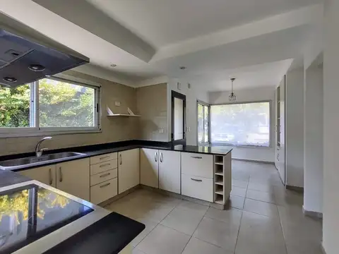 Casa en Venta con 3 cocheras