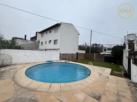 Dúplex con pileta en calle 143 entre 39 y 40