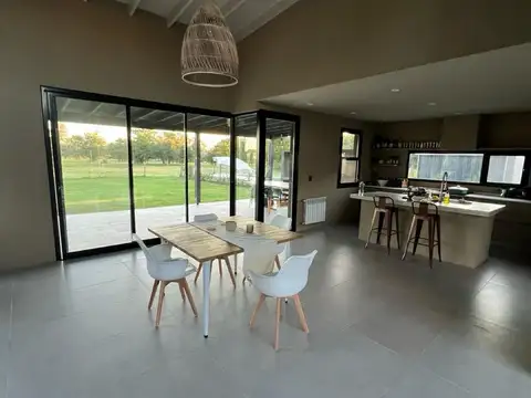 Casa en Alquiler con 4 cocheras