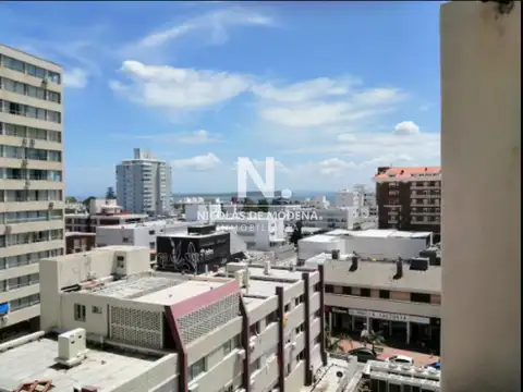 Vende apartamento de 1 dormitorio con balcon en Peninsula, Punta del Este.