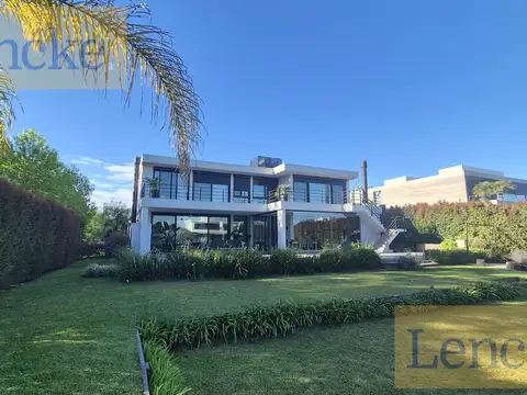 Casa en Alquiler Temporal con 4 cocheras