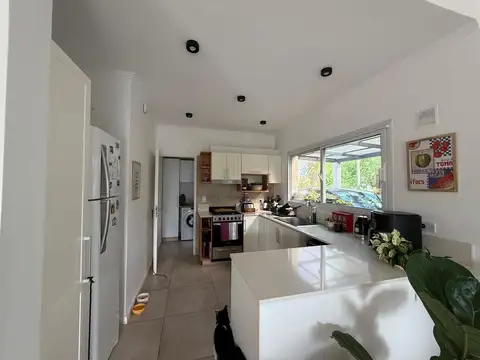 Casa 6 ambientes con 2 baños