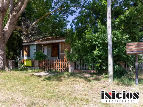 Casa en esquina con parque arbolado - C614