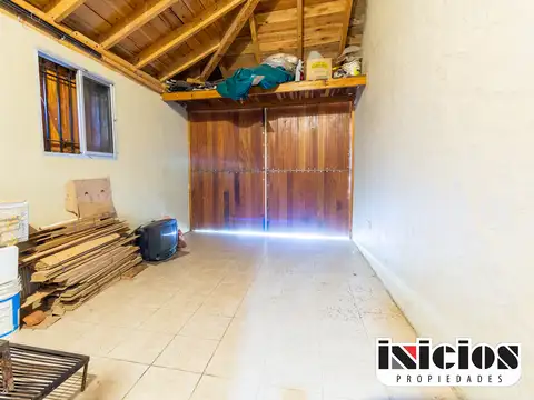 Casa en esquina con parque arbolado - C614
