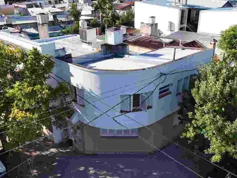 CASA RACIONALISTA EN ESQUINA - APTO CRÉDITO