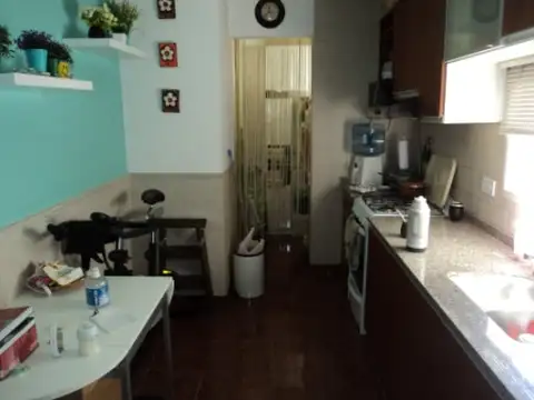 EN VENTA EN CASEROS EXCELENTE DEPARTAMENTO CON ASCENSOR EN PLENO CENTRO - FICHA 6515