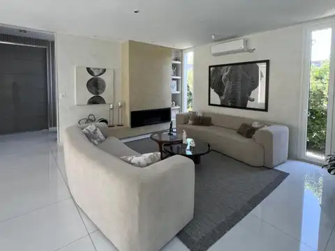 Casa en Venta con 2 cocheras