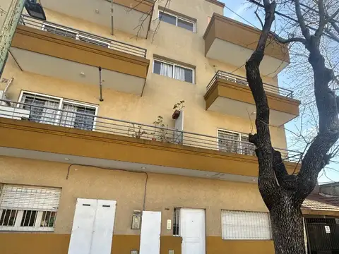 DPTO MONOAMB. AMPLIO 1º PISO POR ESCALERA AL FRENTE CON BALCON MUY LUMINOSO