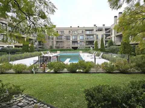 JARDIN PROPIO  IMPECABLE TOTAL  DA a PILETA orientación ESTE