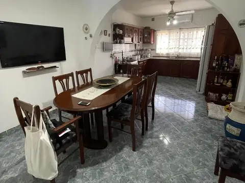 Casa 5 ambientes con 2 baños