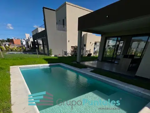 Casa en Venta con 2 cocheras