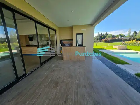 Casa en Canning Chico en una planta con piscina