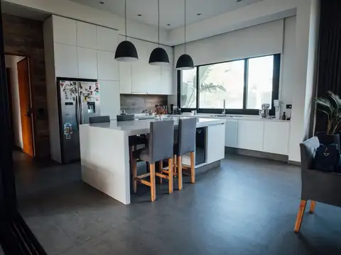 Casa en Venta con 4 cocheras