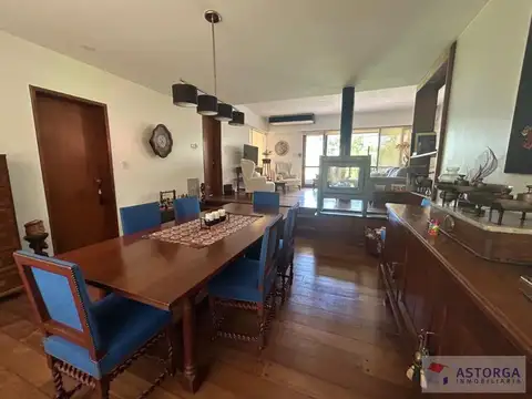 Casa en Alquiler con 3 cocheras