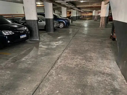 EXCELENTE COCHERA CUBIERTA FIJA A NIVEL - BAJOS GASTOS!!!