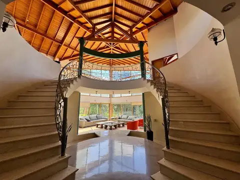 Casa en Venta con 3 cocheras