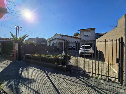 Casa 5 ambientes con 2 baños