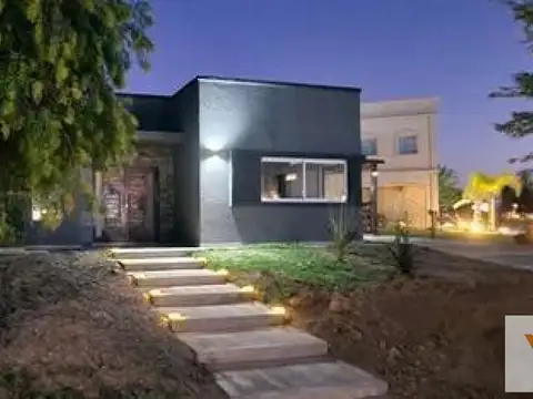Casa en Venta con 3 cocheras
