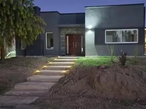 Casa 6 ambientes con 2 baños