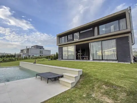 Venta Casa sobre lote al agua - Lagos del Golf, Nordelta