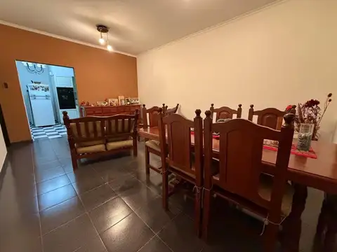 Casa 4 ambientes con 2 baños