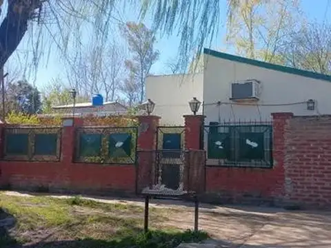 Casa en venta - 4 Dormitorios 3 Baños - 545Mts2 - Merlo
