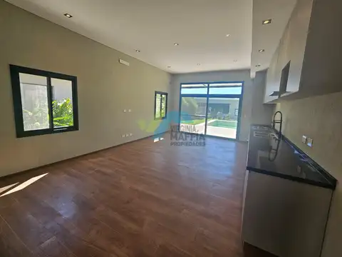 Casa en Alquiler con 2 cocheras