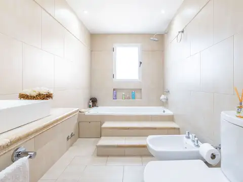 Casa 5 ambientes con 3 baños