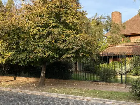 Casa en Venta en Adrogue, USD 2.200.000