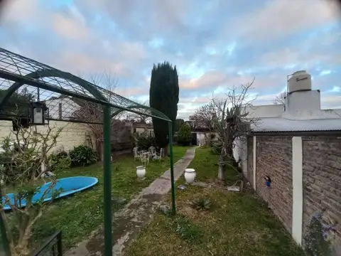 Casa en Lote Propio de 300 m² con Gran Jardín y Cochera |