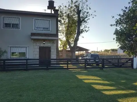 Casa en Venta - 2 Dormitorios 2 Baños - 243mts - Mar Del Tuyu