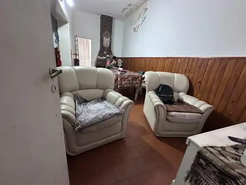 Casa 8 ambientes con 2 baños
