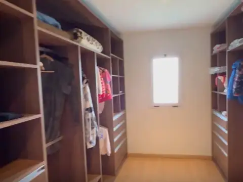 Casa en Alquiler con 4 cocheras