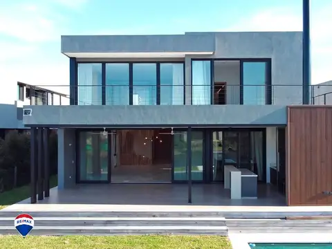 Casa en Alquiler con 2 cocheras