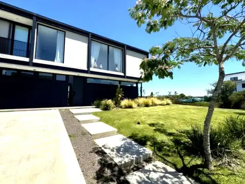 Casa en Venta con 4 cocheras