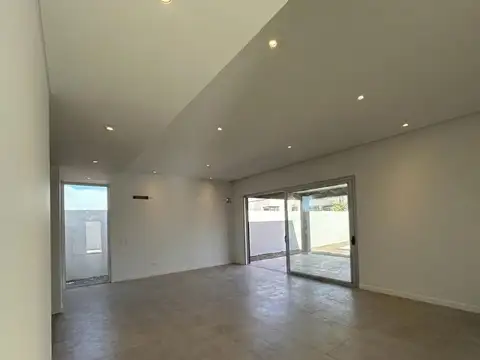 Casa en Alquiler con 2 cocheras