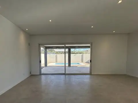 Casa 6 ambientes con 2 baños