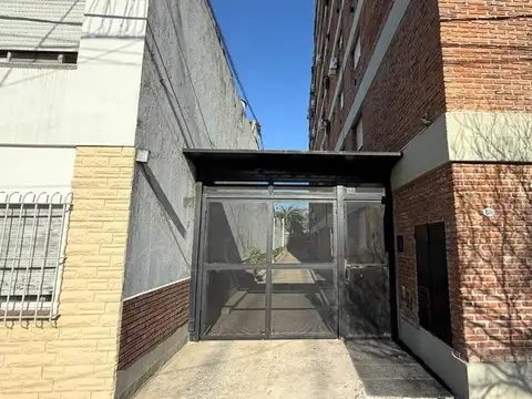 Cochera en venta en La Plata portón automatizado