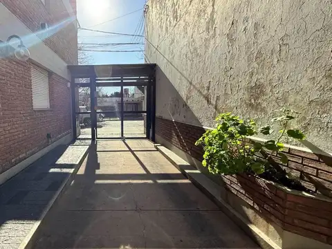 Cochera en venta en La Plata portón automatizado