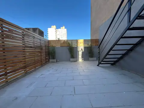 VENTA – Casa en planta alta de 3 Dormitorios con Patio y Terraza. Centro, Rosario.
