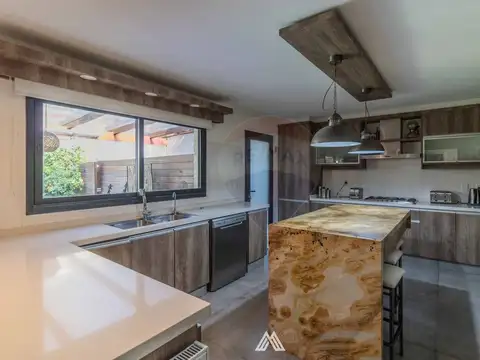 Casa 8 ambientes con 3 baños