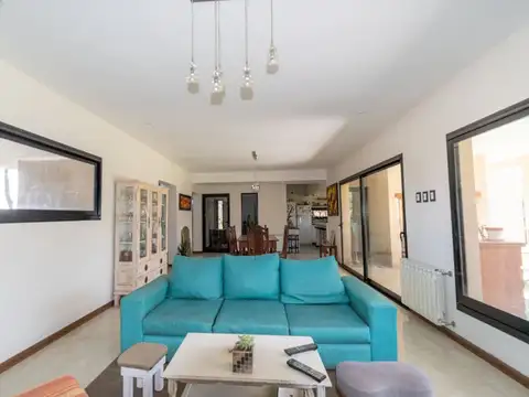 Casa 6 ambientes con 2 baños