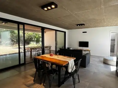 Casa 5 ambientes con 2 baños